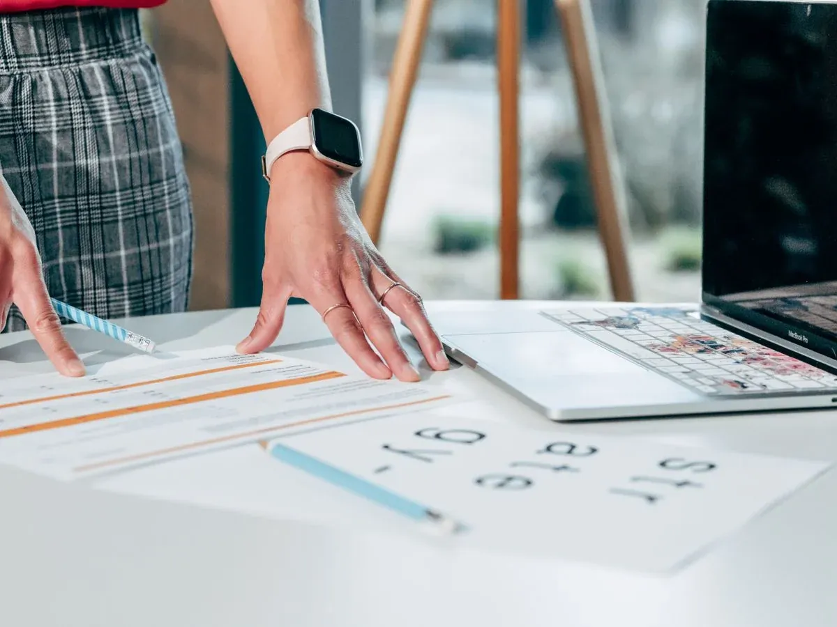 Professionnelle organisant des documents dans un bureau