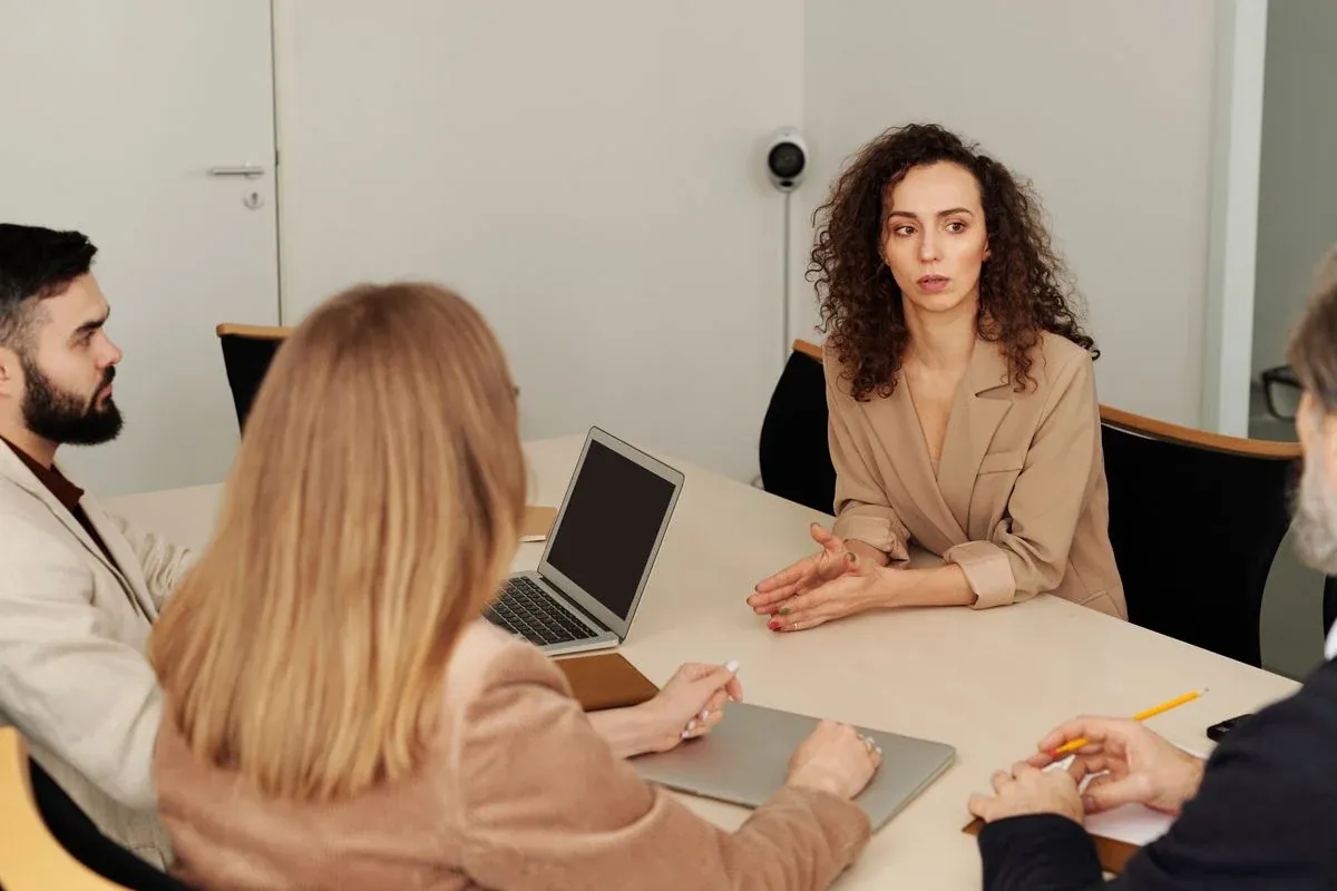 Équipe réunie pour une séance de travail