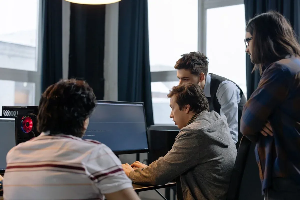 Équipe informatique collaborant à la conception d’un logiciel
